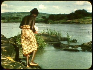 Après son accouchement douloureux, la jeune fille se dirige vers le fleuve.