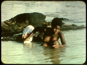 Aminata se lave dans le fleuve et en profite pour noyer son bébé.
